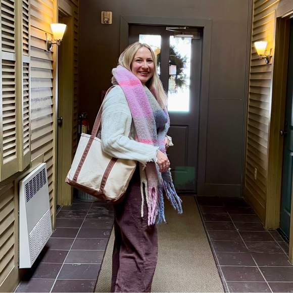 Meet your Posher, Laura - Picture 1 of 1